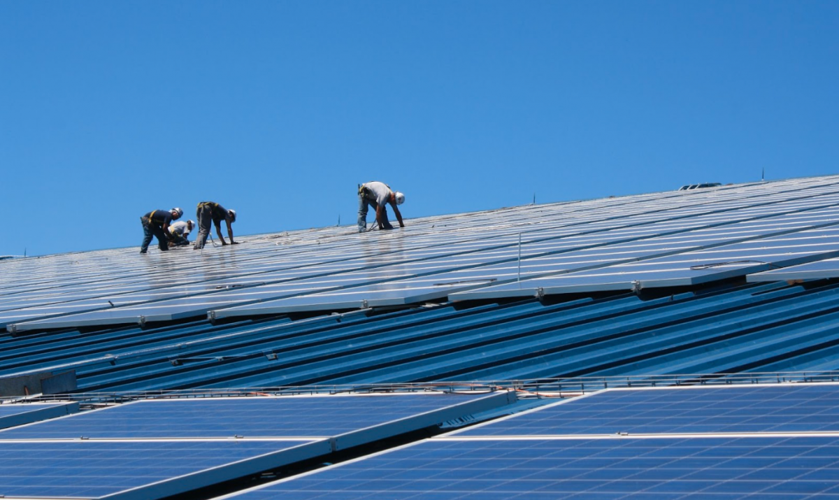 olar panel suppliers inspecting the roof